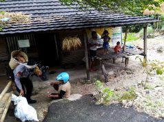 Datangi Warga Disetiap Tempat, Bhabinkamtibmas Desa Amdasa Ajak Berkebun Dan Cegah Covid 19