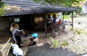 Datangi Warga Disetiap Tempat, Bhabinkamtibmas Desa Amdasa Ajak Berkebun Dan Cegah Covid 19