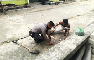 Peduli Sesama Itulah Bhabinkamtibmas Desa Amdasa Dalam Membantu Warganya