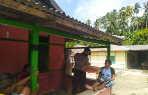 Pencegahan Covid 19, Bhabinkamtibmas Desa Amdasa Sambangi Warganya