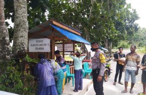 Satu Persatu Warga Desa Disambangi Bhabinkamtibmas Desa Amdasa Guna Sampaikan Maklumat Kapolri