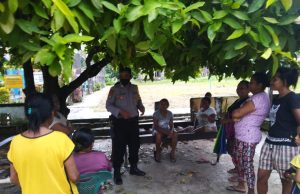 Kunjungi Beberapa Warga.Bhabinkamtibmas Desa Amdasa Sosialisasi Maklumat Kapolri