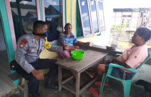 Terus Gencar Sosialisasi Cegah Covid 19, Bhabinkamtibmas Desa Amdasa Sambangi Warganya