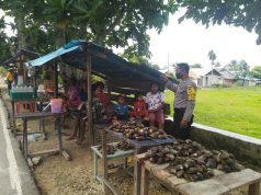Pencegahan Covid 19 Menjadi Bahan Perbincangan Bhabinkamtibmas Desa Amdasa Dengan Warganya