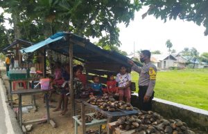 Pencegahan Covid 19 Menjadi Bahan Perbincangan Bhabinkamtibmas Desa Amdasa Dengan Warganya