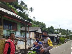 Bripka J.Manulang Selaku Bhabinkamtibmas Desa Amdasa Cegah Covid 19 Dengan Sambangi Warga