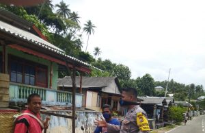 Bripka J.Manulang Selaku Bhabinkamtibmas Desa Amdasa Cegah Covid 19 Dengan Sambangi Warga