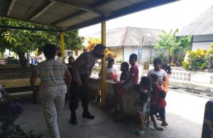 Bhabinkamtibmas Desa Amdasa Lewat Giat Door To Door Sistem Datangi Warganya