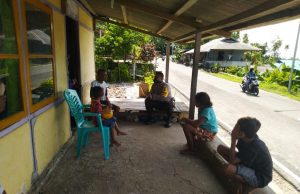 Door To Door Kerumah Warga,Bhabinkamtibmas Desa Amdasa Ajak Warga Cegah Covid 19 Dan Bercocok Tanam