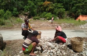 Datangi Setiap Warga, Bhabinkamtibmas Awear Ingatkan Kembali Pencegahan Covid 19