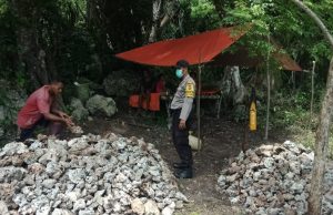 Sambangi Para Pekerja Batu, Bhabinkamtibmas Desa Awear Lama Himbau Pencegahan Covid 19