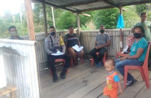 Bhabinkamtibmas Desa Batuputih Bersama Tim Relawan Covid 19 Terus Ketat Mengawasi Warga Desa