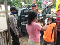 Sambil Berpatroli,Bhabinkamtibmas Desa Batuputih Pantau Aktifitas Masyarakat Pada Posko Covid 19
