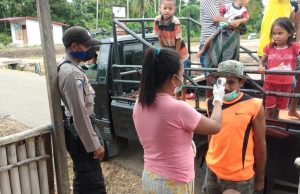 Sambil Berpatroli,Bhabinkamtibmas Desa Batuputih Pantau Aktifitas Masyarakat Pada Posko Covid 19