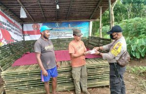 Sambangi Posko Covid 19 Perumahan Bomaki, Bhabinkamtibmas Desa Bomaki,Bagikan Masker