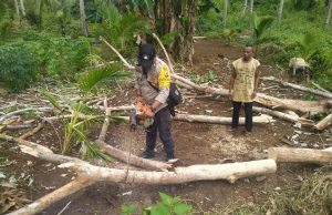 Demi Keselamatan Berkendaraan,Bhabinkamtibmas Bersinergis Dengan Babinsa Beserta Warga Desa Bomaki Dalam Giat Kerja Bakti