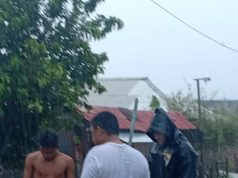 Bhabinkamtibmas Ilngei Terjun Langsung Bantu Warga Bersihkan ;ongkungan Guna Cegah Banjir Dan Covid 19