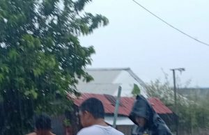 Bhabinkamtibmas Ilngei Terjun Langsung Bantu Warga Bersihkan ;ongkungan Guna Cegah Banjir Dan Covid 19
