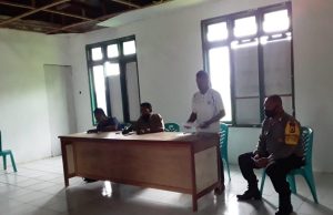 Bhabinkamtibmas Desa Ilngei Barat Hadir Sekaligus Pengamanan Giat Rapat Desa