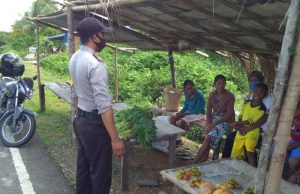 Sambangi Para Penjual Sayur, Bhabinkamtibmas Desa Kabiarat Sosialisasi Cegah Covid 19