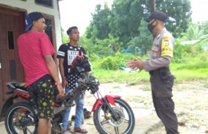 Bhabinkamtibmas Desa Kabiarat Sambangi Warganya Serta Ajak Cegah Covid 19