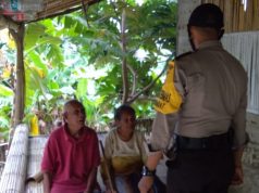 Kunjungi Keluarga Bapak Fitalis Kundre,Bhabinkamtibmas Desa Kabiarat Sampaikan Maklumat Kapolri