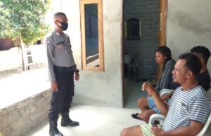 Lewat Giat Door To Door Bhabinkamtibmas Desa Kelaan Sampaikan Maklumat Kapolri Bagi Warganya