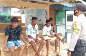 Pada Giat Binluh,Bhabinkamtibmas Desa Kelaan Sambangi Warga Dan Sosialisasi Cegah Covid 19