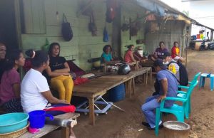 Peduli Bansos Dan Cegah Covid 19, Bhabinkamtibmas Kelurahan Saumlaki Datangi Warganya