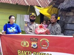 Bhabinkamtibmas Kelurahan Saumlaki Kawal Giat Pembagian Sembako Bagi Warga Terdampak Covid 19