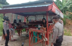 Tim Patroli Polsek Larat Sosisalisasi Maklumat Kapolri Tentang Pencegahan Covid 19