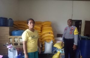 Bhabinkamtibmas Desa Latdalam Pantau Ketersediaan Sembako Di Desa