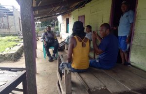 Bhabinkamtibmas Latdalam Bubarkan Warga Yang Berkerumun