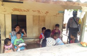 Terus Perangi Covid 19, Bhabinkamtibmas Desa Latdalam Gencar Himbau Warga