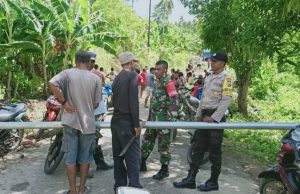 Bhabinkamtibmas Desa Lauran Bakti Bersama Warga Bersihkan Desa