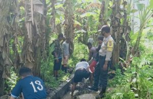 Bhabinkamtibmas Desa Lauran Bersama Warga Kerja Bakti Bersama