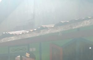 Sambangi Warga, Bhabinkamtibmas Desa Lelingluan Ajak Cegah Covid 19