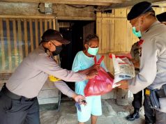Bhabinkamtibmas Desa Lorulun Bersama Brimob Kompi 3 Yon C Berbagi Sembako