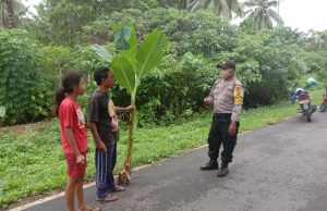 Sambangi Warga,Bhabinkamtibmas Desa Lorulun Ajak Bercocok Tanam Dan Cegah Covid 19