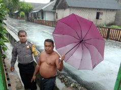 Cegah Banjir Dan Covid 19,Bahbinkamtibmas Desa Lorulun Terjun Langsung Bantu Warga Bersihkan Lingkungan