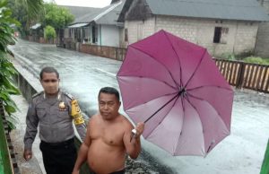 Cegah Banjir Dan Covid 19,Bahbinkamtibmas Desa Lorulun Terjun Langsung Bantu Warga Bersihkan Lingkungan