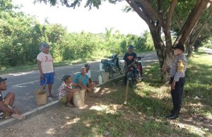 Bhabinkamtibmas Desa Lorulun Ajak Warganya Bercocok Tanam Dimasa Pandemi Covid 19