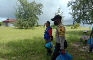 Bhabinkamtibmas Desa Matakus Kawal Dan Pengamanan Pembagian Sembako Bagi Warga Dampak Covid 19