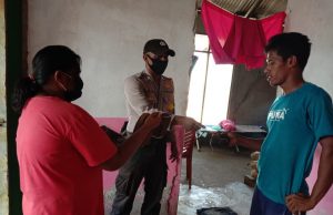 Bhabinkamtibmas Desa Matakus Bagikan Masker Dan Sosialisasi Pencegahan Covid 19