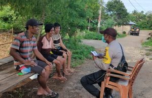 Kunjungi Masyarakat Desa, Bhabinkamtibmas Desa Olilit Barat Ajak Lawan Covid 19