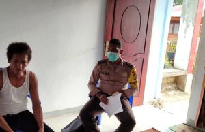 Bhabinkamtibmas Desa Olilit Barat Mengajak Warganya Untuk Kembali Bercocok Tanam Dimasa Pandemi Covid 19