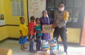 Ditengah Pandemi Covid 19, Bhabinkamtibmas Desa Olilit Timur Berbagi Kasih