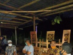Bhabinkamtibmas Desa Olilit Timur Kawal Sekaligus Pam Pembagian Bansos Dari DPRD Kabupaten Kepulauan Tanimbar