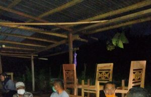 Bhabinkamtibmas Desa Olilit Timur Kawal Sekaligus Pam Pembagian Bansos Dari DPRD Kabupaten Kepulauan Tanimbar