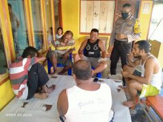 Datangi Warga Yang Duduk Berkerumun, Bhabinkamtibmas Desa Olilit Timur Sampaikan Maklumat Kapolri Cegah Covid 19